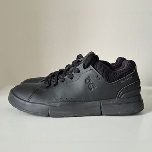 ON Running - Womens All Black THE ROGER Advantage SIZE 6